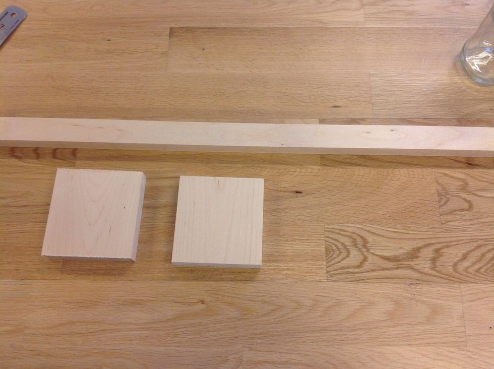 Du beh\u00f6ver tv\u00e5 kvadrater och en smalare ribba. Finns i l\u00e5dan.