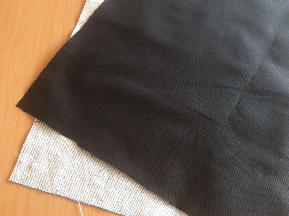 Du beh\u00f6ver tv\u00e5 lika stora tygbitar till din kudde. Det beh\u00f6ver inte vara samma f\u00e4rg p\u00e5 b\u00e5da sidorna, h\u00e4r har jag en svart baksida.