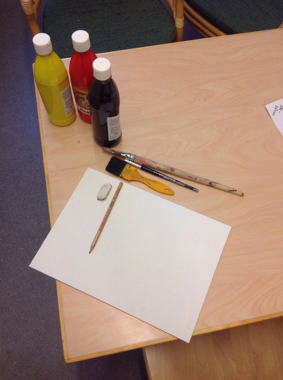 Du beh\u00f6ver vattenf\u00e4rg, blyertspenna, suddgummi, penslar och en dukpann\u00e5.