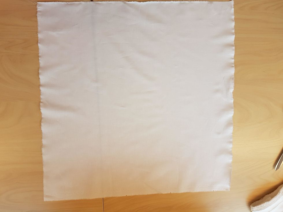 Du f\u00e5r en tygbit som \u00e4r 50cm x 50 cm, det \u00e4r p\u00e5 den h\u00e4r tygbiten som du kommer bygga ditt m\u00f6nster.