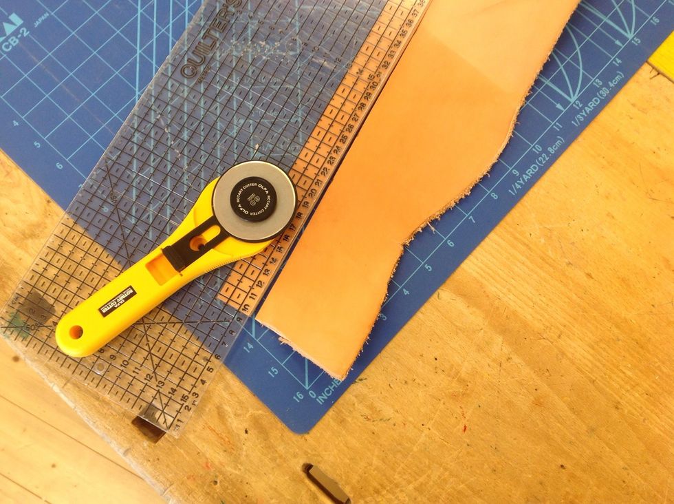 Du f\u00e5r hj\u00e4lp att sk\u00e4ra ut ditt armband i l\u00e4der. Rullkniven \u00e4r v\u00e4ldigt vass och anv\u00e4nds bara av vuxna.