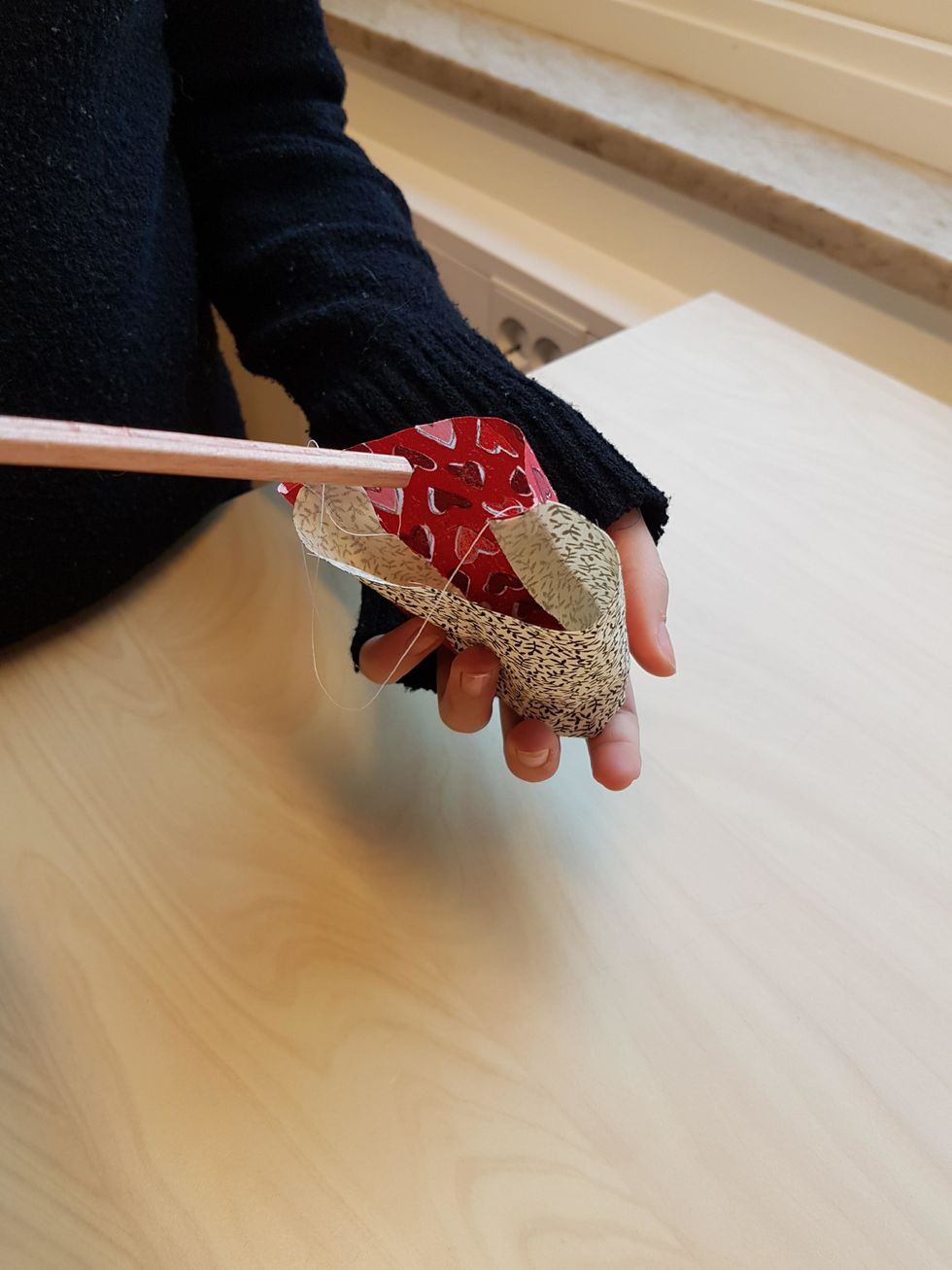 Du kan hj\u00e4lpa till att f\u00e5 ut toppen p\u00e5 vimpeln genom att trycka f\u00f6rsiktigt med baksidan av en penna.