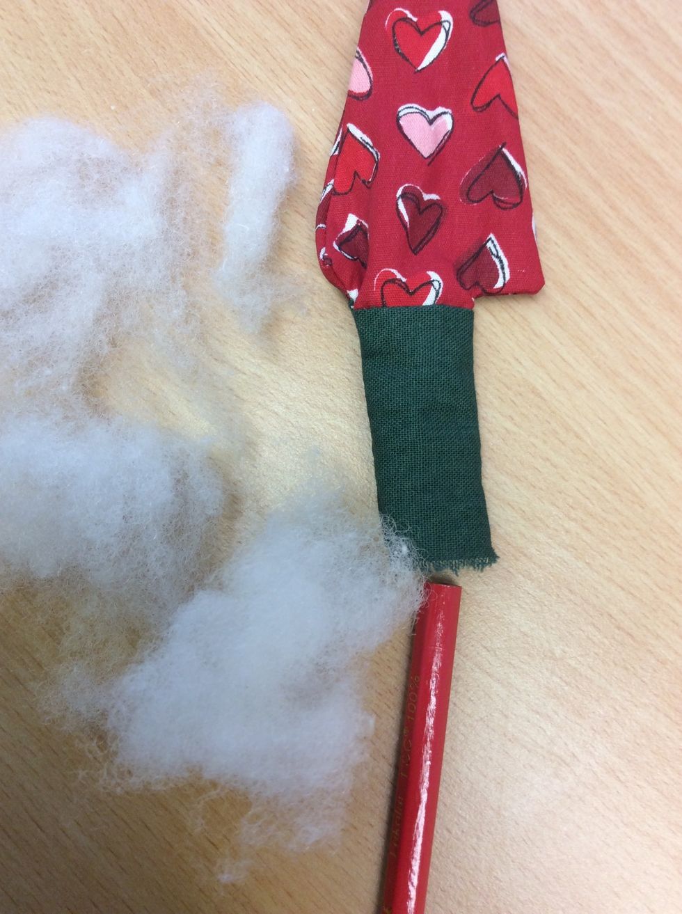 Du kan \u00e4ven anv\u00e4nda vadd. Ta en penna till hj\u00e4lp f\u00f6r att peta in stoppningen.