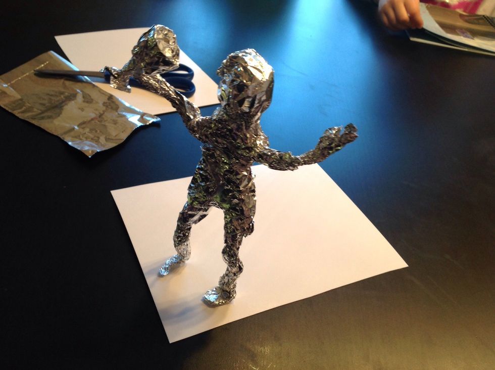 Du kanske beh\u00f6ver l\u00e4gga till mer aluminiumfolie p\u00e5 kroppen, benen och armarna. Gubben kanske beh\u00f6ver en ascessoar ocks\u00e5?! St\u00e4ll upp gubben snyggt och limma fast honom p\u00e5 en kartongbit med en limpistol