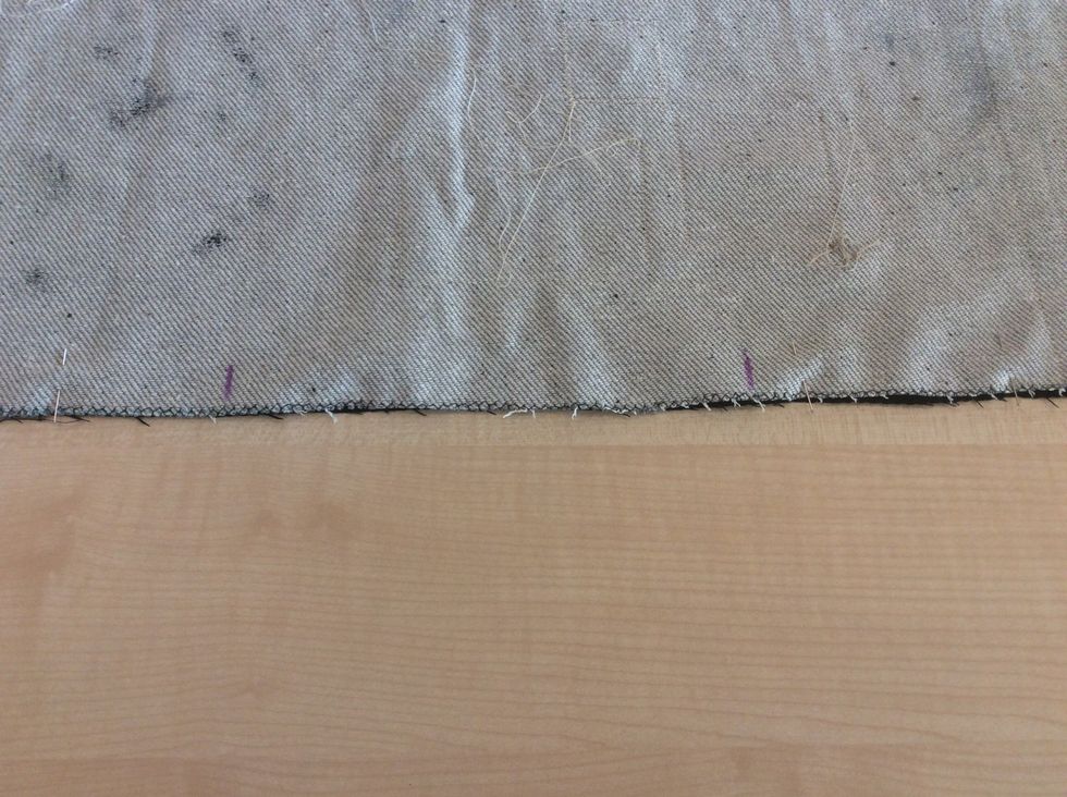 Du m\u00e5ste ha en \u00f6ppning f\u00f6r att kunna v\u00e4nda din kudde ut och in. Det kan vara lagom med ca 20 cm. Markera med en tygpenna mitt p\u00e5 en sida. Finns det upp och ner p\u00e5 din kudde, s\u00e5 g\u00f6r \u00f6ppningen ner\u00e5t.