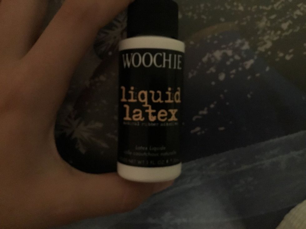 Du m\u00e5ste ha latex. Men det funkar med lim ocks\u00e5. Latex \u00e4r mer hud v\u00e4nlig \u00e4n lim.