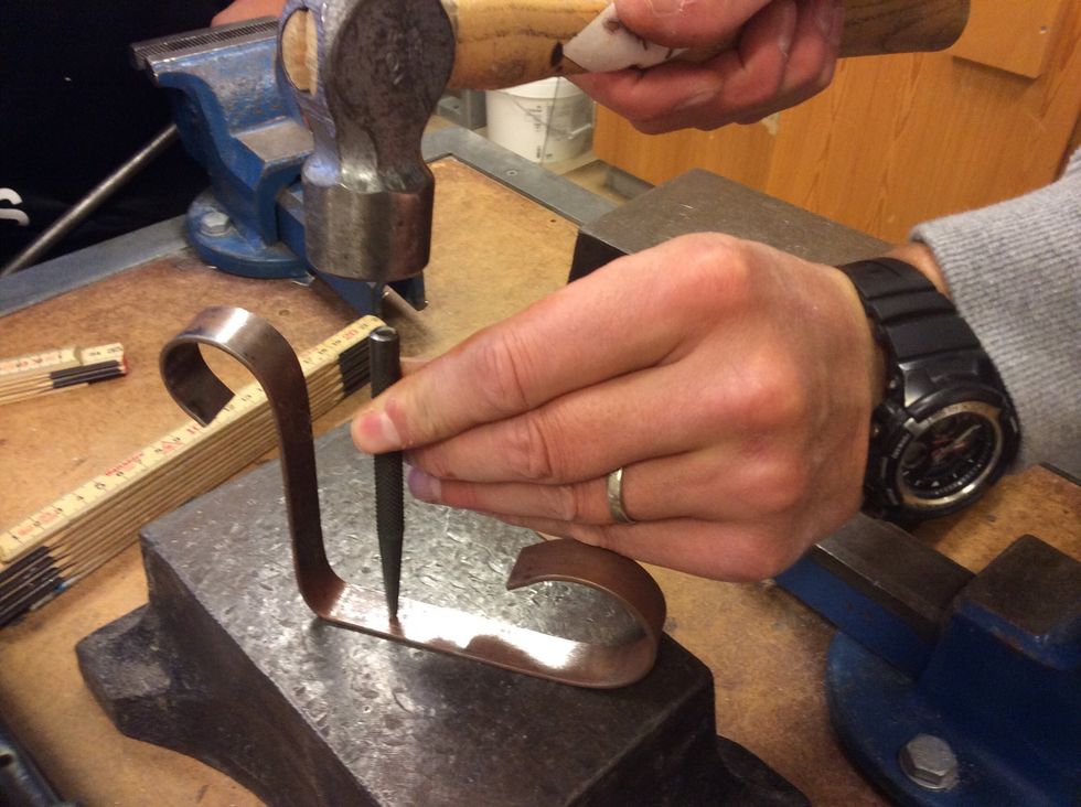 Du m\u00e5ste sl\u00e5 med en k\u00f6rnare d\u00e4r du ska borra h\u00e5l f\u00f6r skruvar, ljush\u00e5llare etc. OBS ett rej\u00e4lt slag r\u00e4cker.. Detta g\u00f6r du f\u00f6r att borren inte ska glida och kn\u00e4ckas.