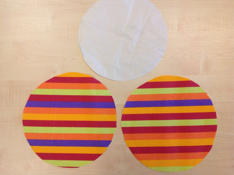 Du ska ha tv\u00e5 bottnar s\u00e5 klipp ut en till. De beh\u00f6ver inte ha samma f\u00e4rg.