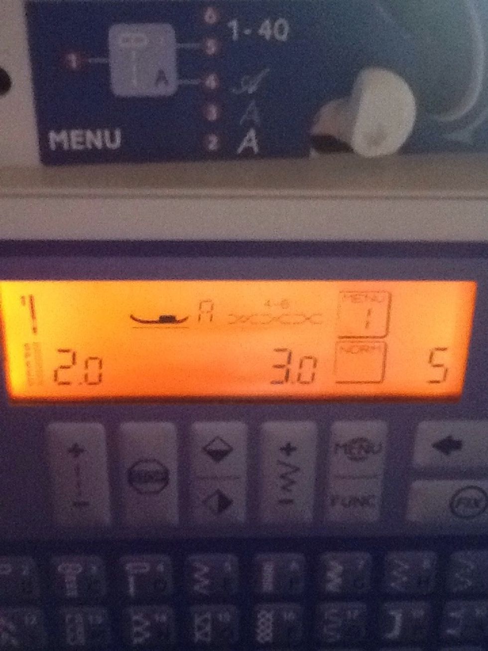 Du ska nu sy sicksack runt hela ytter kanten f\u00f6r att den inte ska fransa sig. st\u00e4ll in r\u00e4tt program p\u00e5 maskinen.