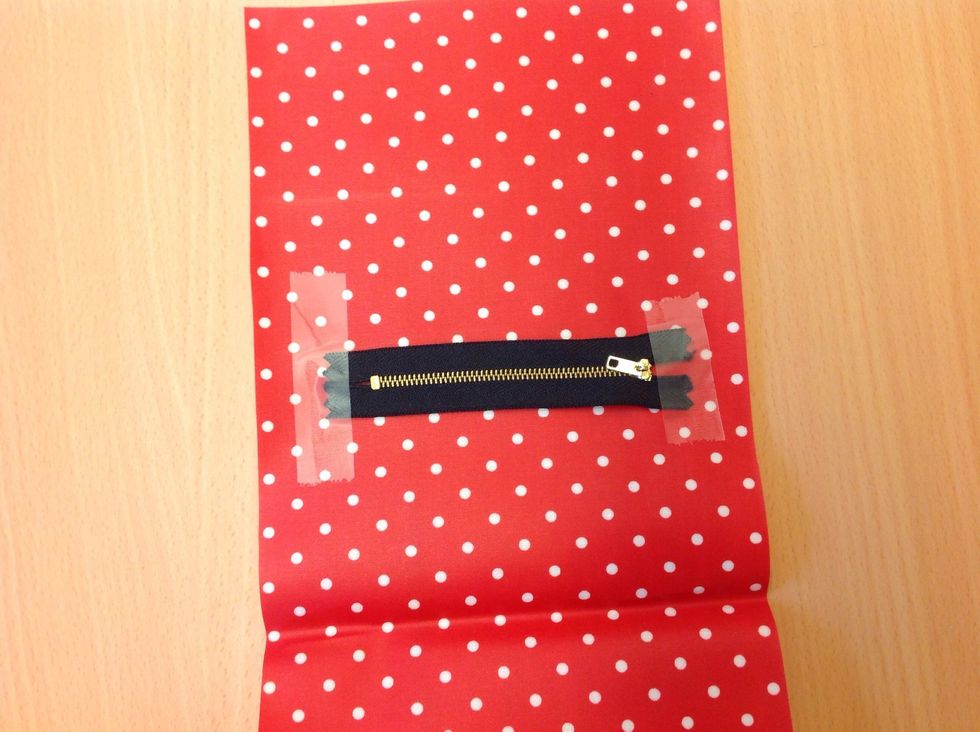 Du ska sy ett fodral . N\u00e5la/tejpa fast ett blixtl\u00e5s p\u00e5 tygets r\u00e4tsida.