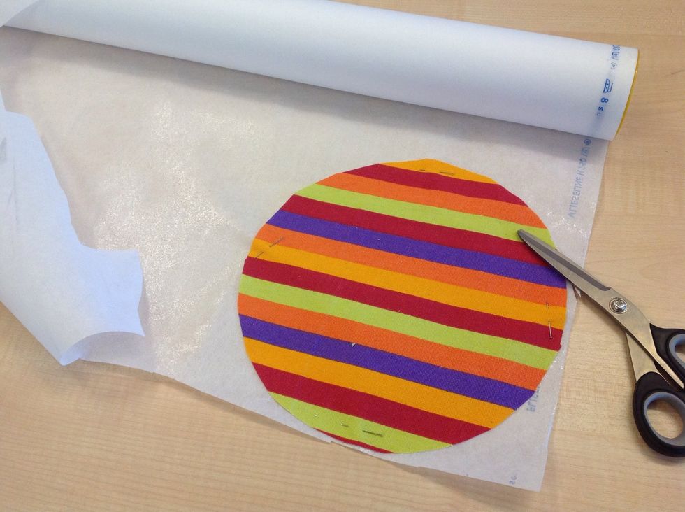 Du ska \u00e4ven klippa ut en botten i f\u00f6rst\u00e4rkningstyg (vlieseline). Klipp ut.