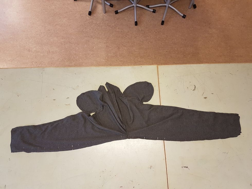 Du syr sedan hela den h\u00e4r str\u00e4ckan p\u00e5 en g\u00e5ng. B\u00f6rja l\u00e4ngst ner vid foten, sy upp mot grenen och forts\u00e4tt ner.