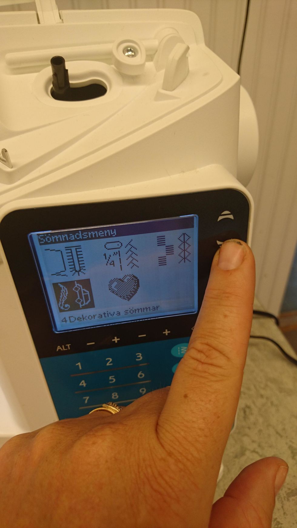 du v\u00e4ljer/byter rad med pilarna. V\u00e4lj r\u00e4tt rad och tryck ok. Kolla vilket nummer din s\u00f6m har och tryck in nummret.