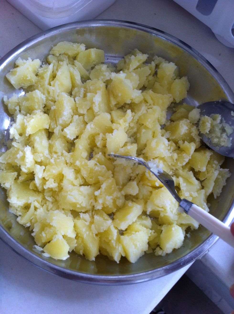 Due to I did not have the mashed potato tools, I'm using a fork and spoon only:)