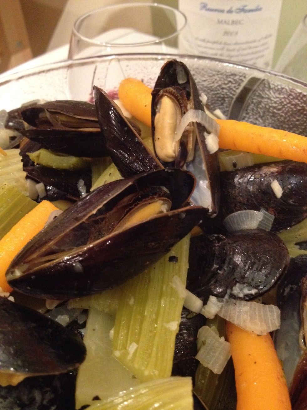 Dump all of the mussels, veg and broth into a deep bowl.