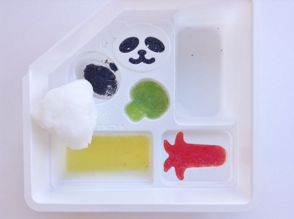 Dump any left over Black Gomashio Powder into Center Oval --Then Take the Onigiri that you made from the Triangle Rice Ball and Follow Front of Box as to where to put the Black "stripe"