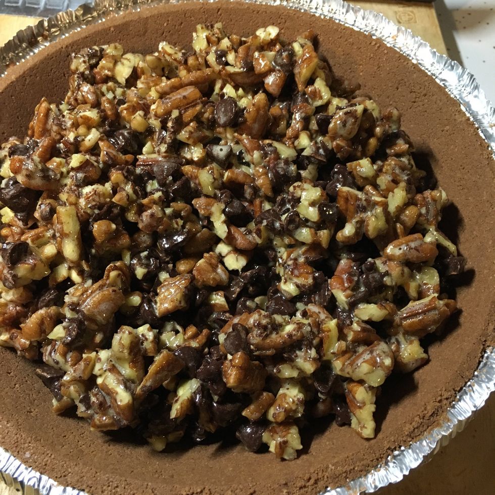 Dump the saturated pecan/chocolate mixture into the crust.