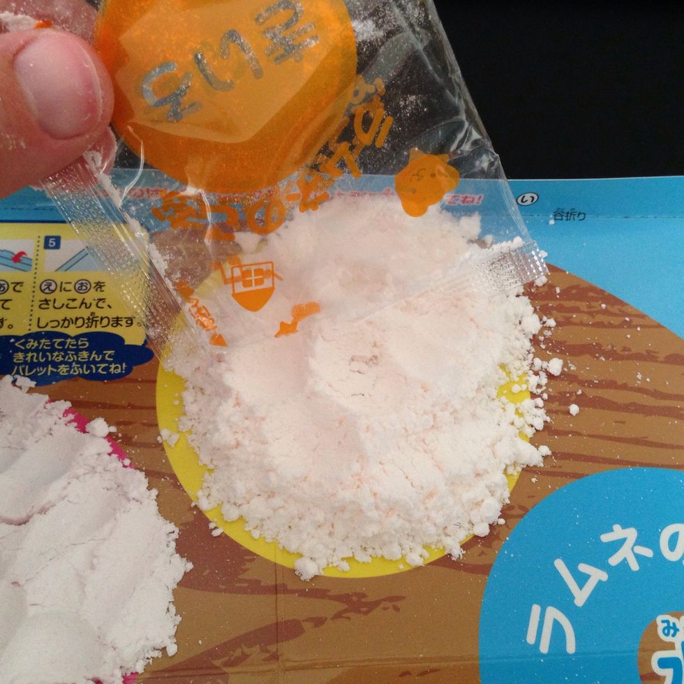 Dump the YELLOw powder packet onto the yellow pallet