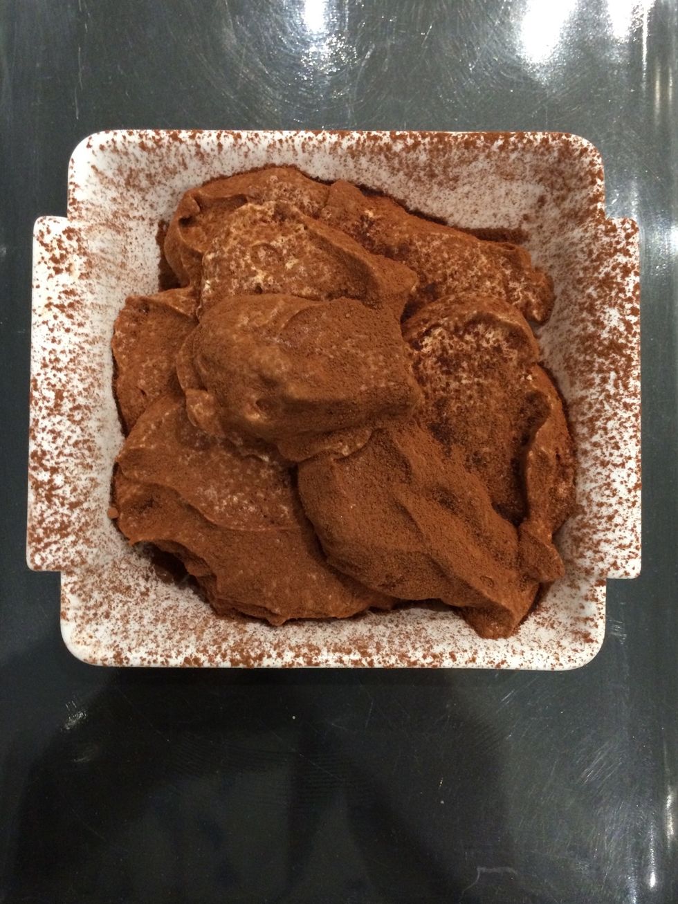 Dust cacao powder over the whole plate