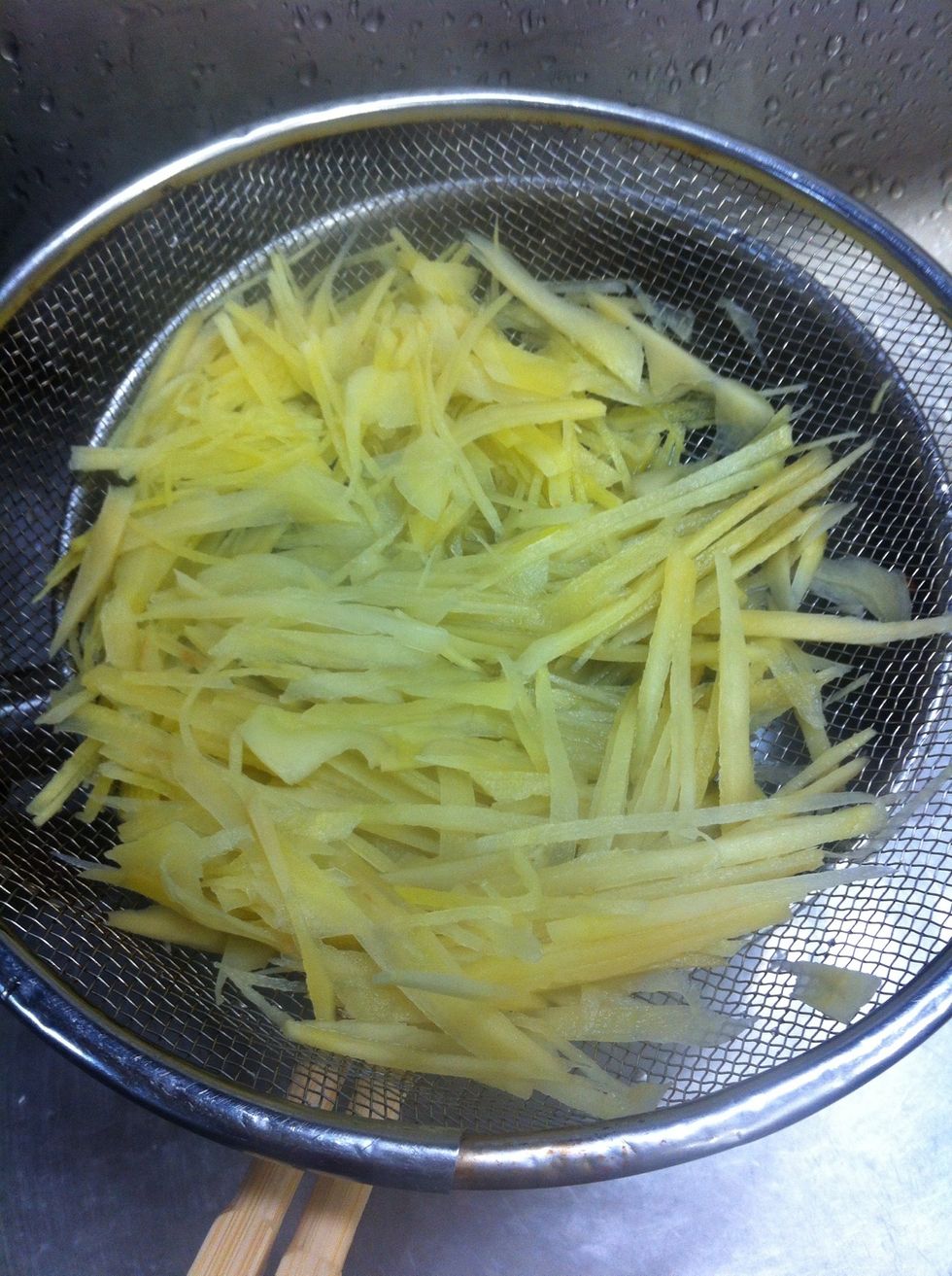 dust ginger with boiled water. \u751f\u59dc\u306b\u6e6f\u3092\u304b\u3051\u3066\u8f9b\u5473\u3092\u307e\u308d\u3084\u304b\u306b\u3057\u3066\u304a\u304d\u307e\u3059\u3002