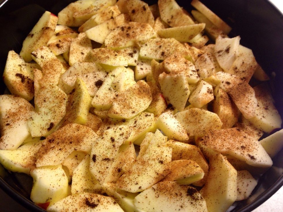 Dust the apples with cinnamon, cardamon and Muscovado sugar.
