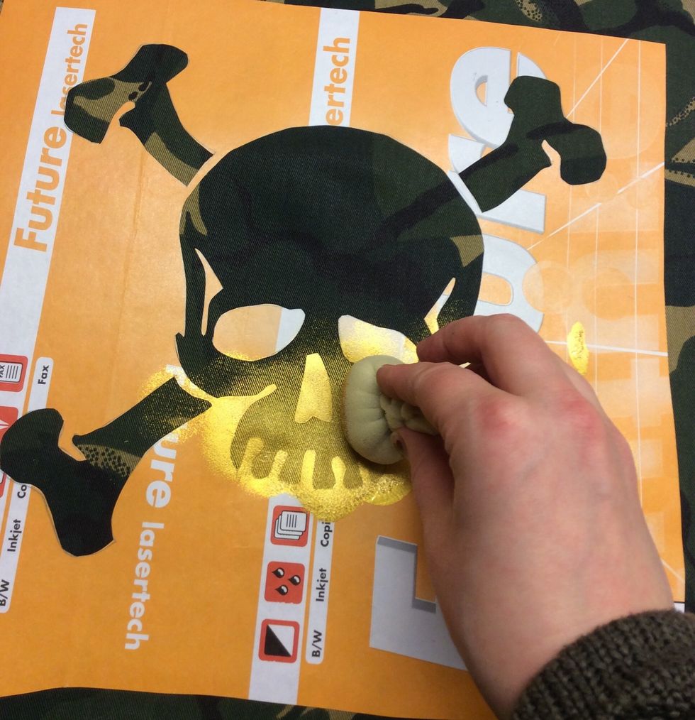 Dutta med skumgummit p\u00e5 din bild s\u00e5 att alla h\u00e5l p\u00e5 pappret fylls i. Dutta ganska h\u00e5rt s\u00e5 att f\u00e4rgen trycks in i tyget, men var noga med att inte ta f\u00f6r mycket f\u00e4rg s\u00e5 att det l\u00e4cker utanf\u00f6r bilden.