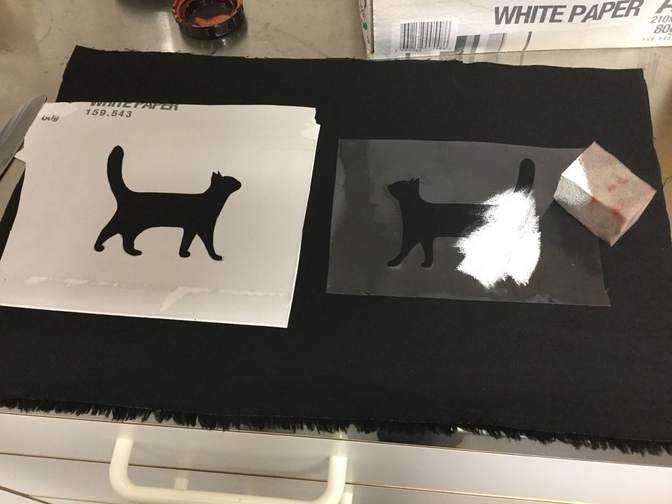 Dutta upp och ned med dutten s\u00e5 att f\u00e4rgen g\u00e5r in i tyget. Se till att det varken blir f\u00f6r mycket eller f\u00f6r lite f\u00e4rg.