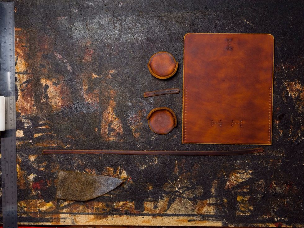 Dye all parts of the case. I used an oil based colour called \u201cSaddle Tan\u201d for this one.