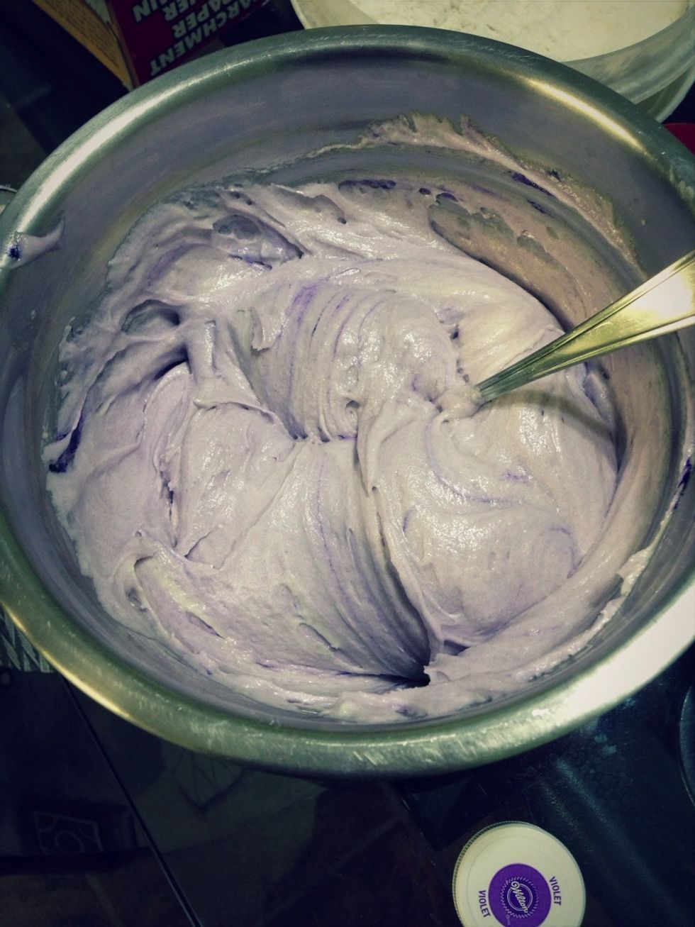 Dye the cake batter a light shade of your desired colour in order to create the ombr\u00e9 (faded) look. Continue to dye the batter a darker shade of the colour and then bake a layer after each addition.