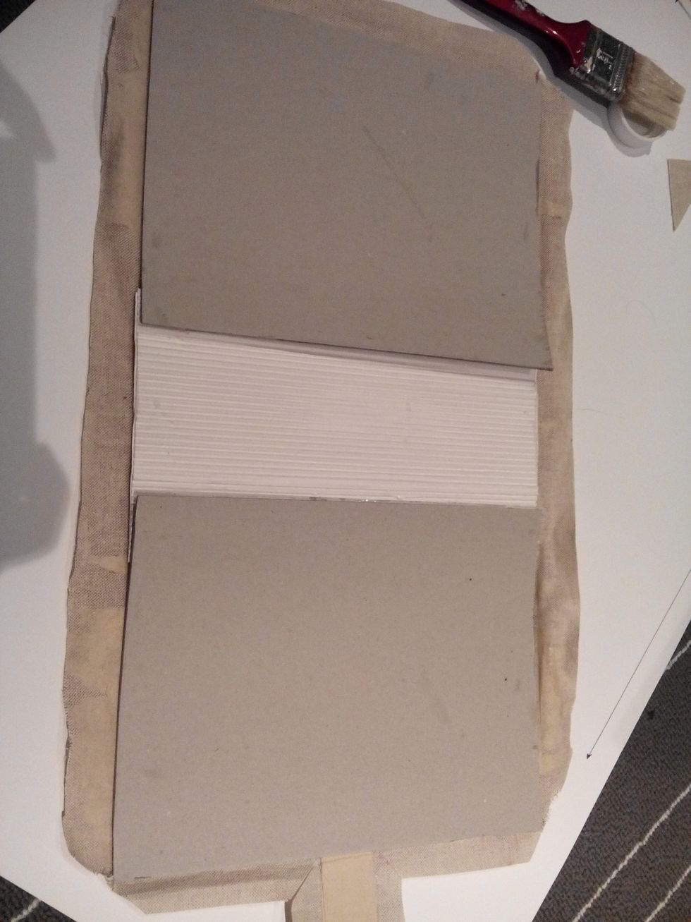 E reforce com duas pe\u00e7as de cart\u00e3o com a mesma altura das cartolinas e 18 cm de largura (ou 7 in), intercalando para fazer uma lombada arredondada com cartolina canelada. Encaderne a capa.