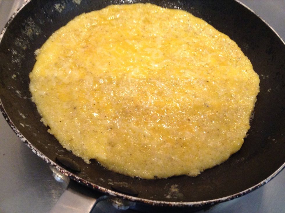 Ease around the edge of the omelette with a spatula, then fold it in half. When it started to turn golden brown underneath, remove from panos to a plate