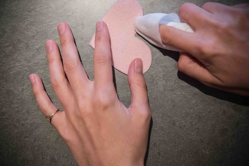 Easily clean any leftover pen marks with a baby wipe or wet cloth.