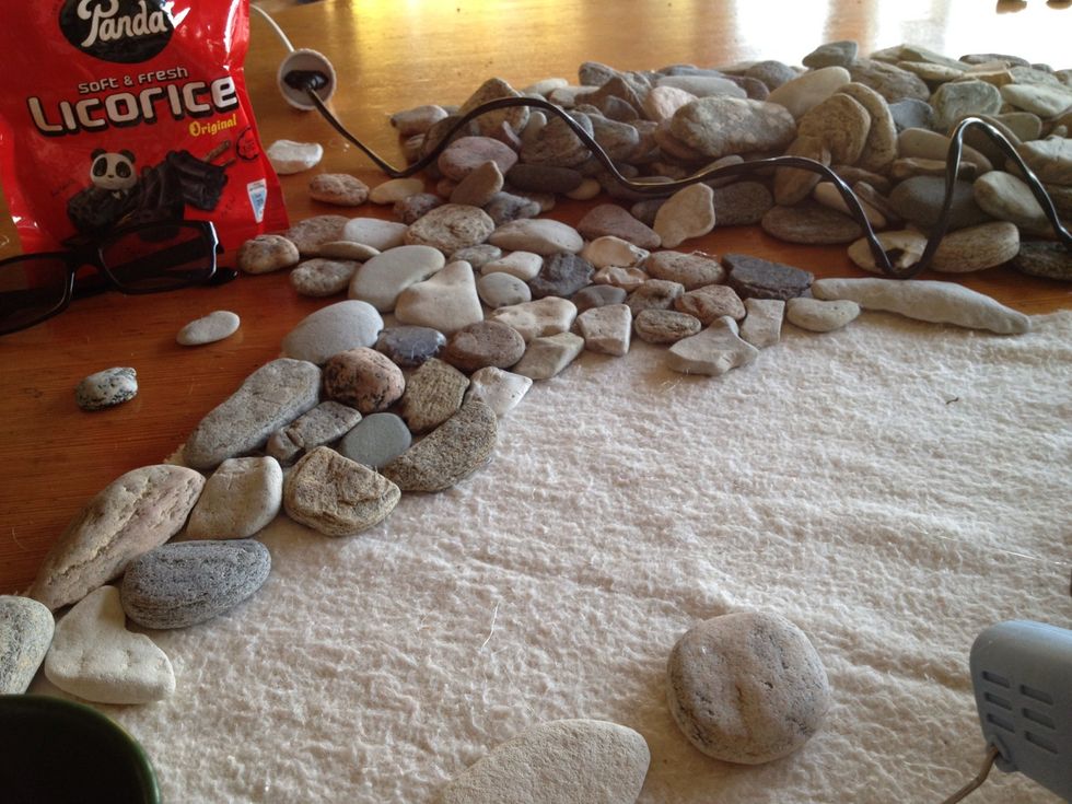 Eating liquorice is optional but recommended. Finding stones that fit together is fun but takes time. I started by fitting the stones along the edges and then puzzled the rest in place.