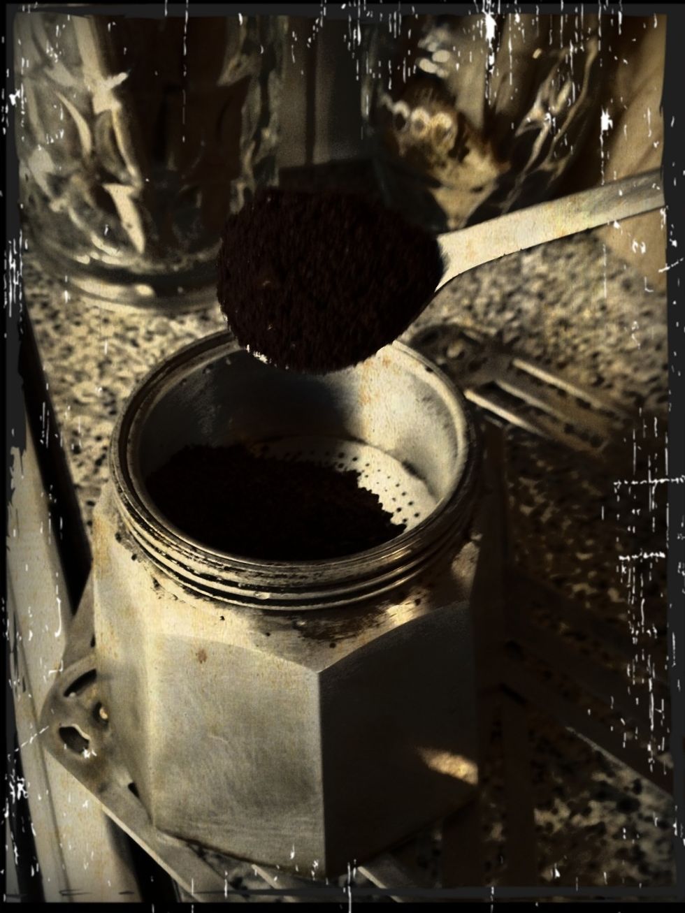 Echa cuatro cucharaditas de caf\u00e9 molido en el filtro