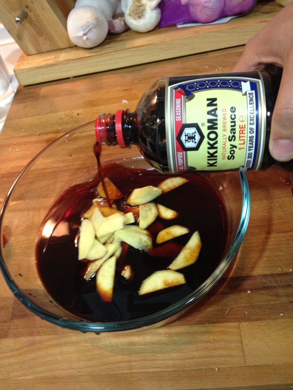 Echa un vaso de salsa de soja en un bol, un par de cucharadas de az\u00facar y medio vaso de vinagre. Mu\u00e9velo bien para que se mezcle.