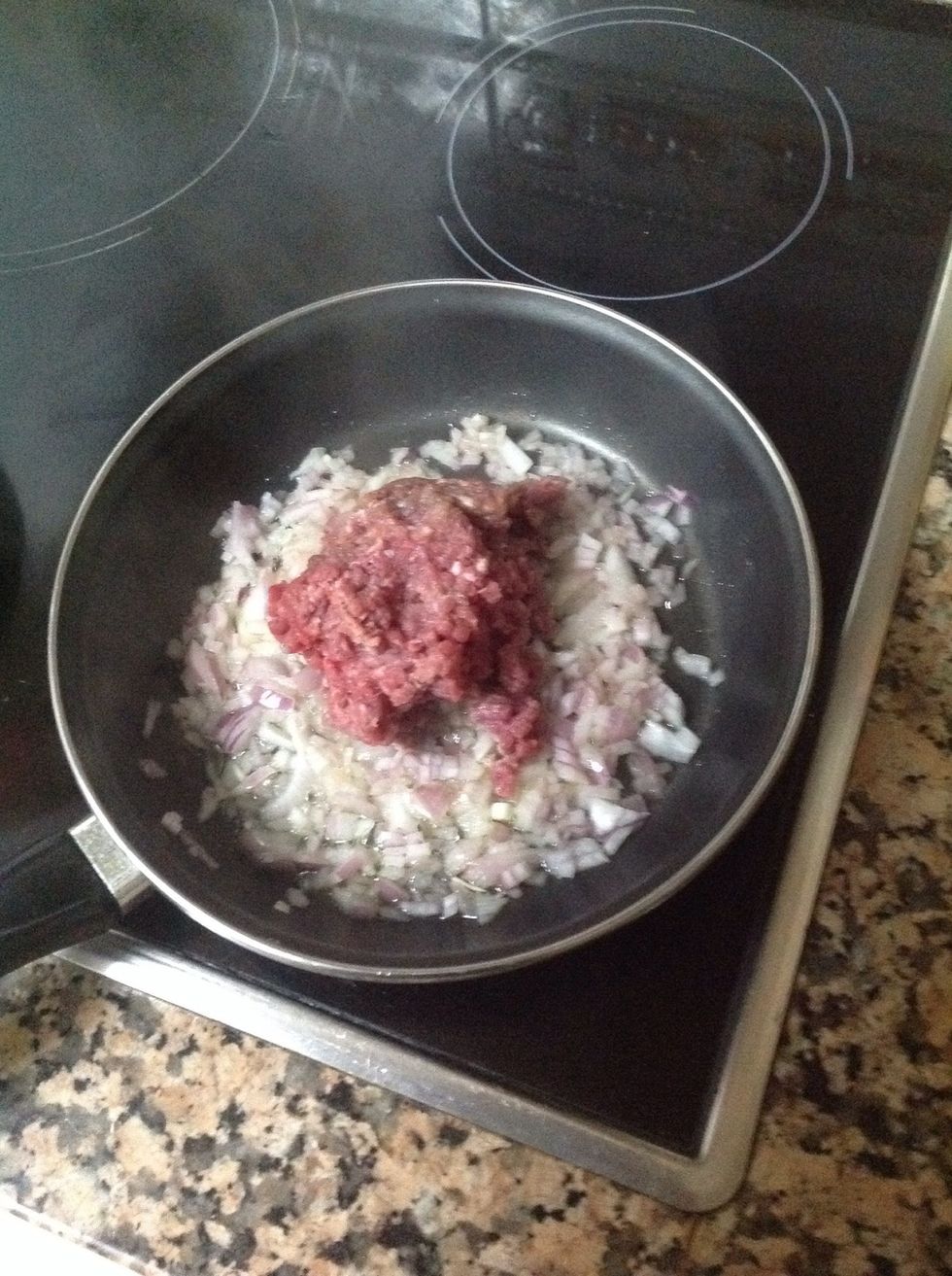 Echamos la carne picada
