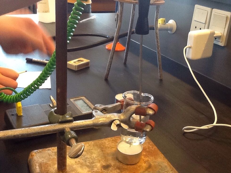 Efter endt fors\u00f8g, n\u00e5r lyset slukkes: M\u00e5l den efterf\u00f8lgende v\u00e6gt af fyrfadslyset n\u00e5r det har varmet vandet op og noter v\u00e6gten ned i kilogram og Noter lige efter endt fors\u00f8g: Vandets nye temperatur