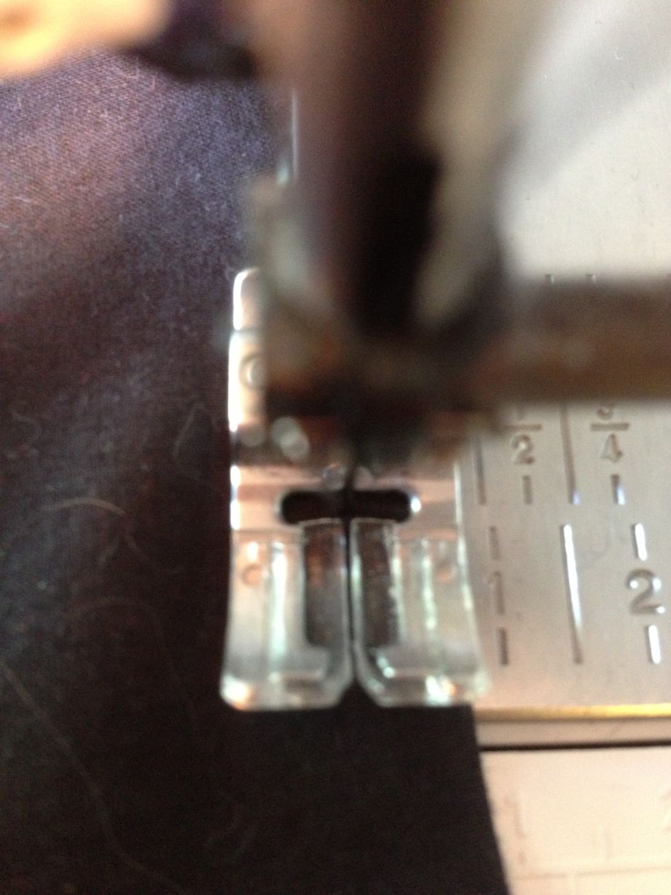 Eftersom du har vikt in 1x1 cm och f\u00e5llen allts\u00e5 \u00e4r 1 cm bred ska du sy med 0.75 cm s\u00f6msm\u00e5n= pressarfotens bredd.
