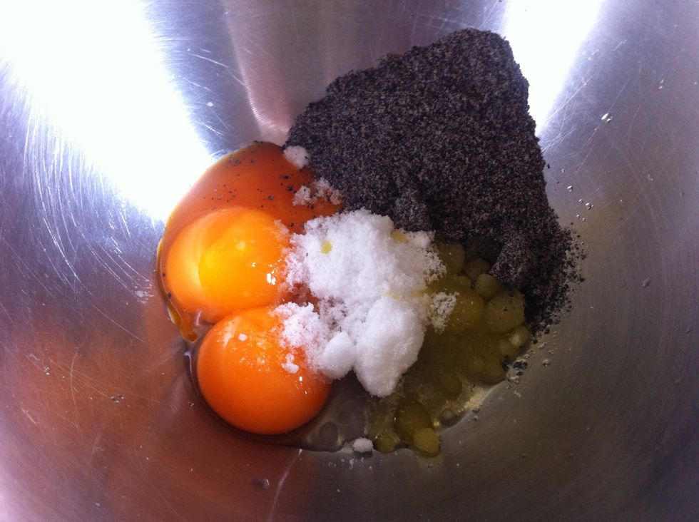 Egg yolk, 50g sugar, olive oil, black sesame, milk, put into the blow and mix until well combined.