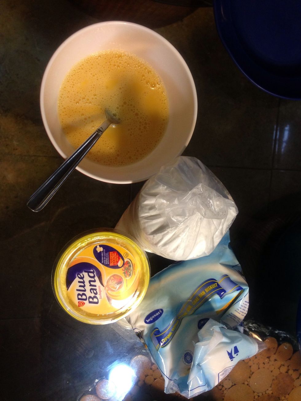 Eggs, margarine, wheat flour, starch, and others..