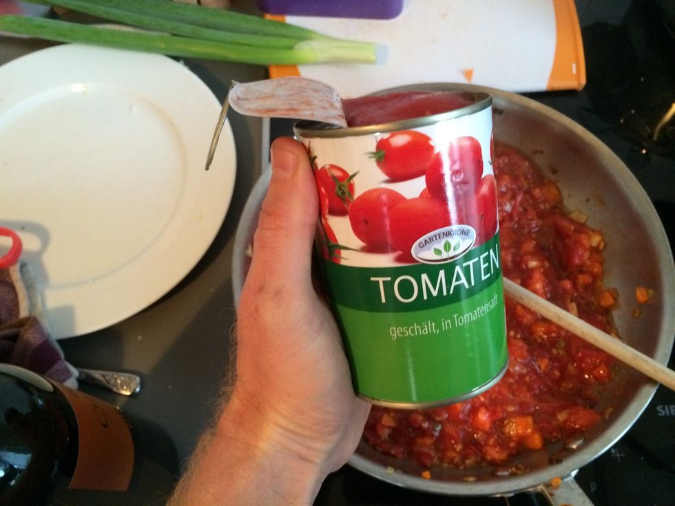 Eine Dose Tomaten, am besten gehackt