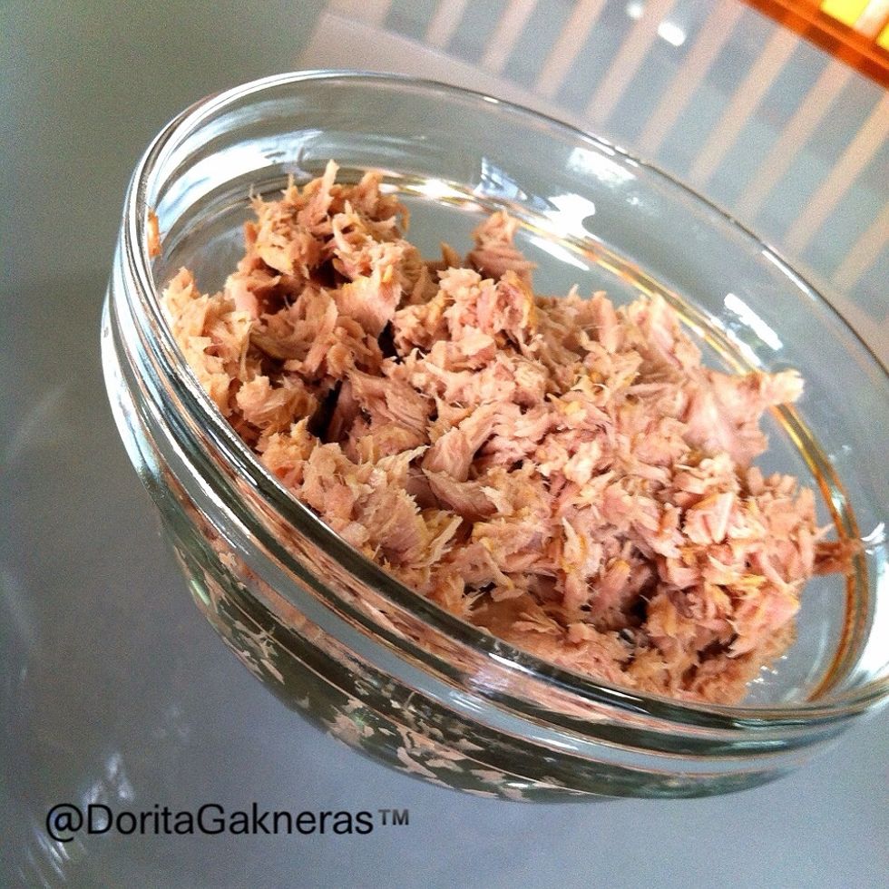 El at\u00fan se saca de la lata, oprimiendo con la misma tapa para retirar los l\u00edquidos... Ya sea en aceite o agua! Pueden guardar las latas limpias y sin las dos tapas para emplatar en el futuro \ud83d\ude0a