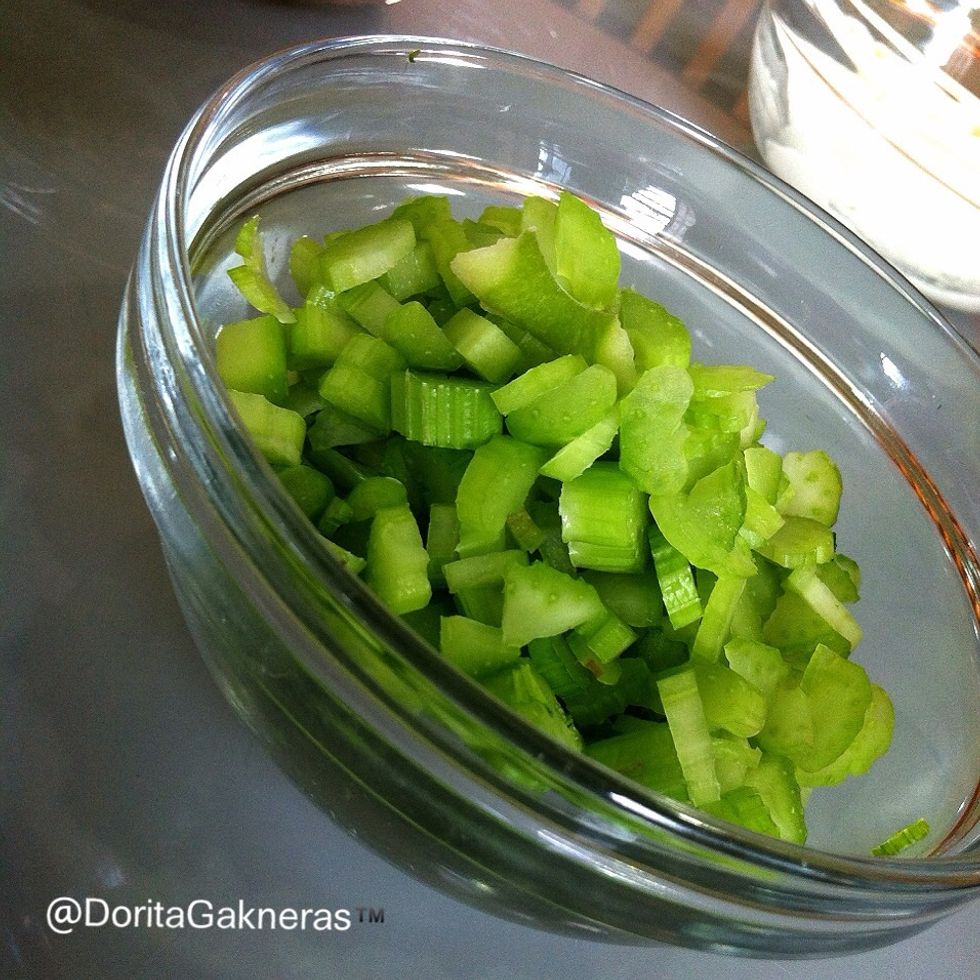 El c\u00e9leri debe ser lavado minuciosamente con un cepillito para verduras. Es importante retirar cualquier resto de tierra. Corte las bases de cada rama y con la ayuda de un cuchillo, rebane cada tallo.