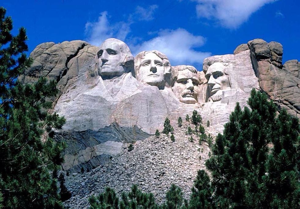 "El Monte Rushmore" (Mount Rushmore). Situada en Keystone, Dakota del Sur. Conmemora el nacimiento, el crecimiento, la conservaci\u00f3n y el desarrollo de los Estados Unidos.