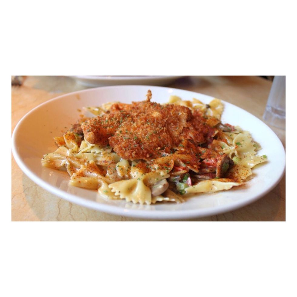 El plato principal de la Cheesecake Factory es pasta con pollo. \ud83c\udf5d