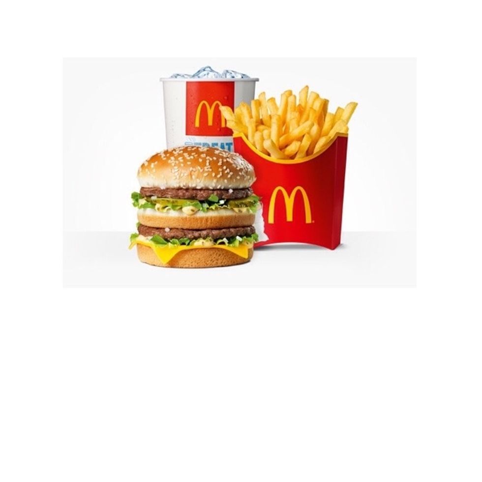 El plato principal de McDonalds es el hamburguesa con papitas fritas.