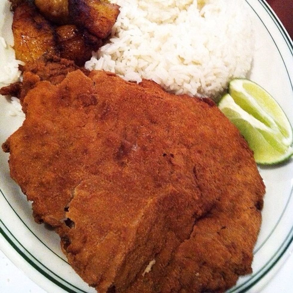 El plato principal es el bistec empanizado. El es muy riqu\u00edsimo.