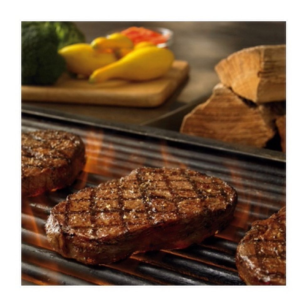 El plato principal es un bistec. La comida es muy deliciosa.