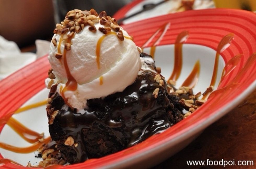 El postre es Brownie Obsession. El postre es muy dulce. Tiene mucho chocolate. Tambien, tiene helado. El postre es muy sabroso.