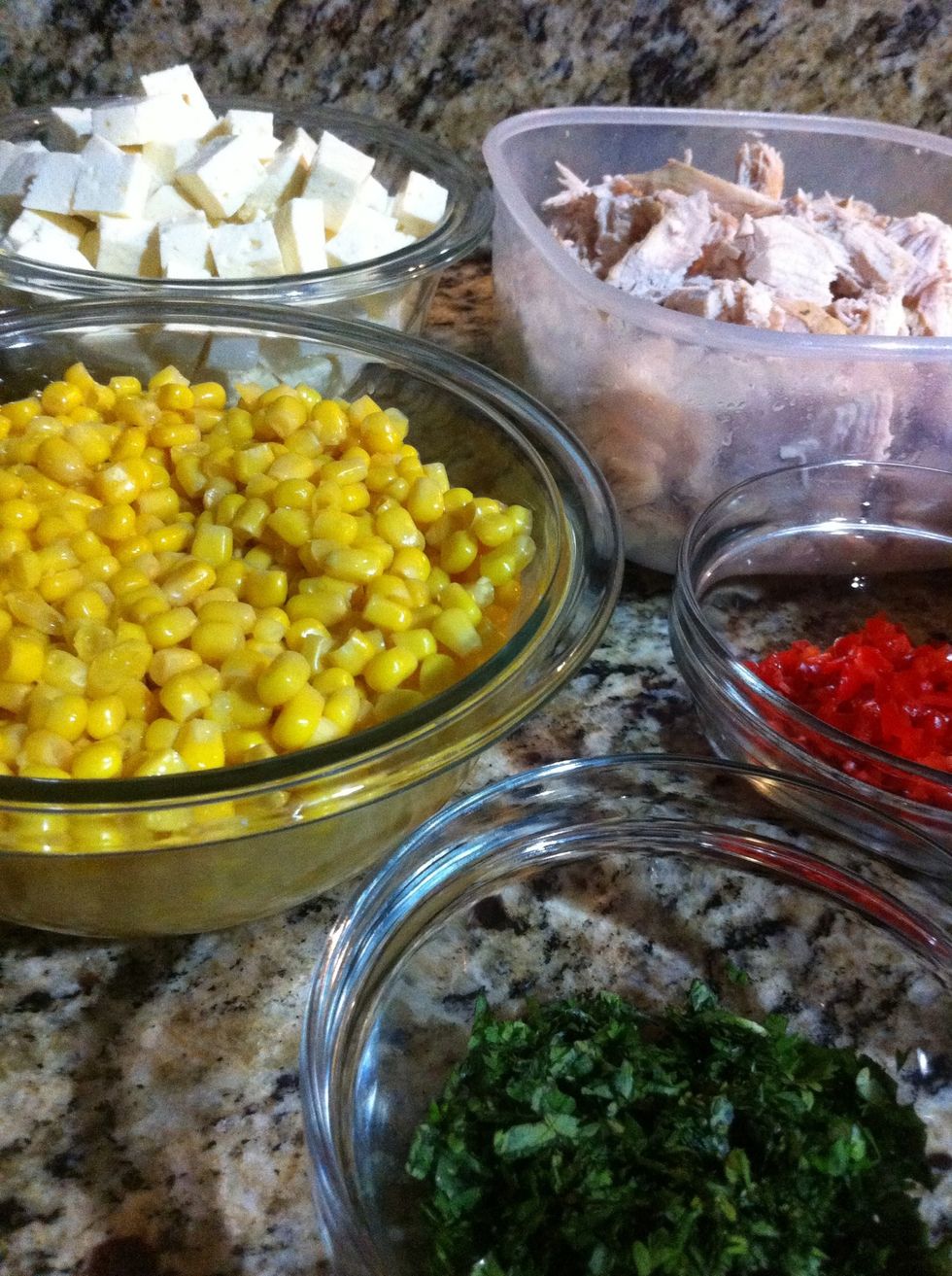 El queso en cubos, el ma\u00edz escurrido... El l\u00edquido de la lata se agrega al caldo del pollo. Cilantro y aj\u00ed dulce cortado finamente!
